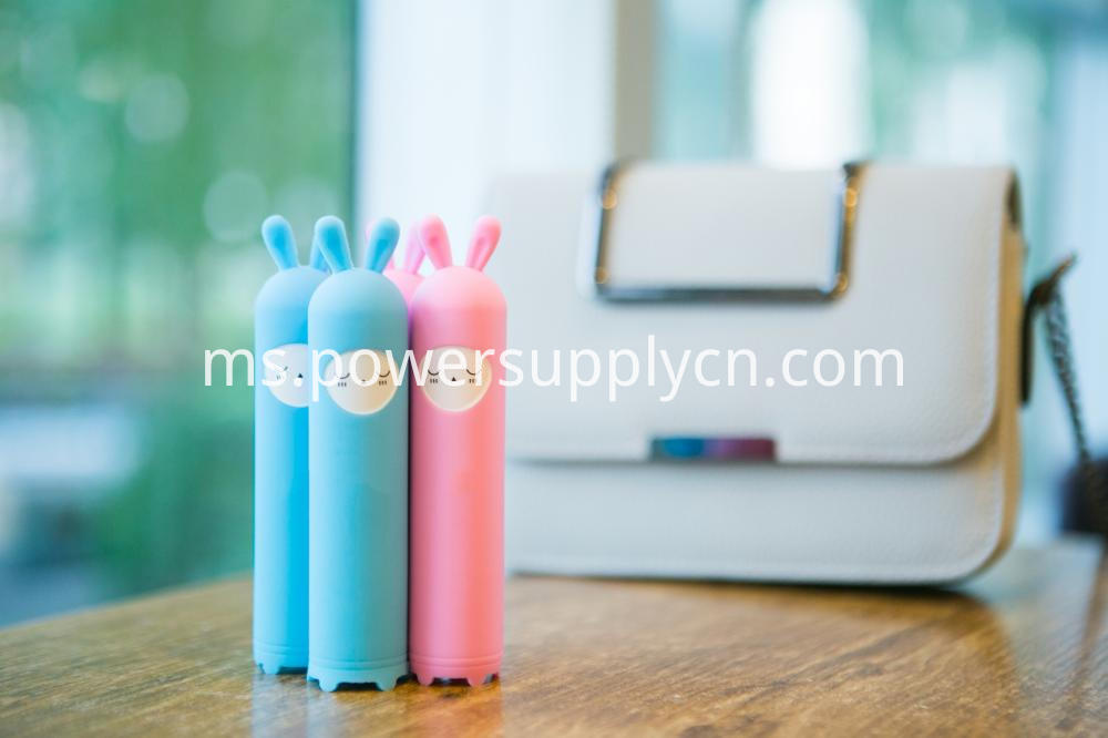 Hadiah Kartun Reka Bentuk Hadiah Promosi Power Bank 2200mah 2400mah 2600mah Lovely Cartoon Design Promotion Gift Power Bank 2200mah 2400mah 2600mah